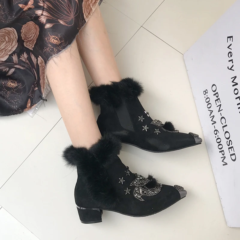 Стразы классические ботинки Для женщин Меховая зимняя обувь с украшением в виде кристаллов на заклепках "Лиса"; острый носок; женские стильные модные меховые ботинки «Челси»