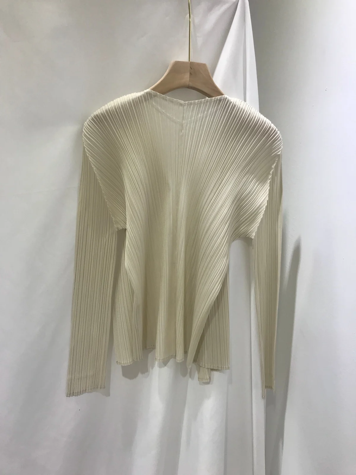 Плиссированный кардиган MIYAKE Длина 54 см длина рукава 56 см