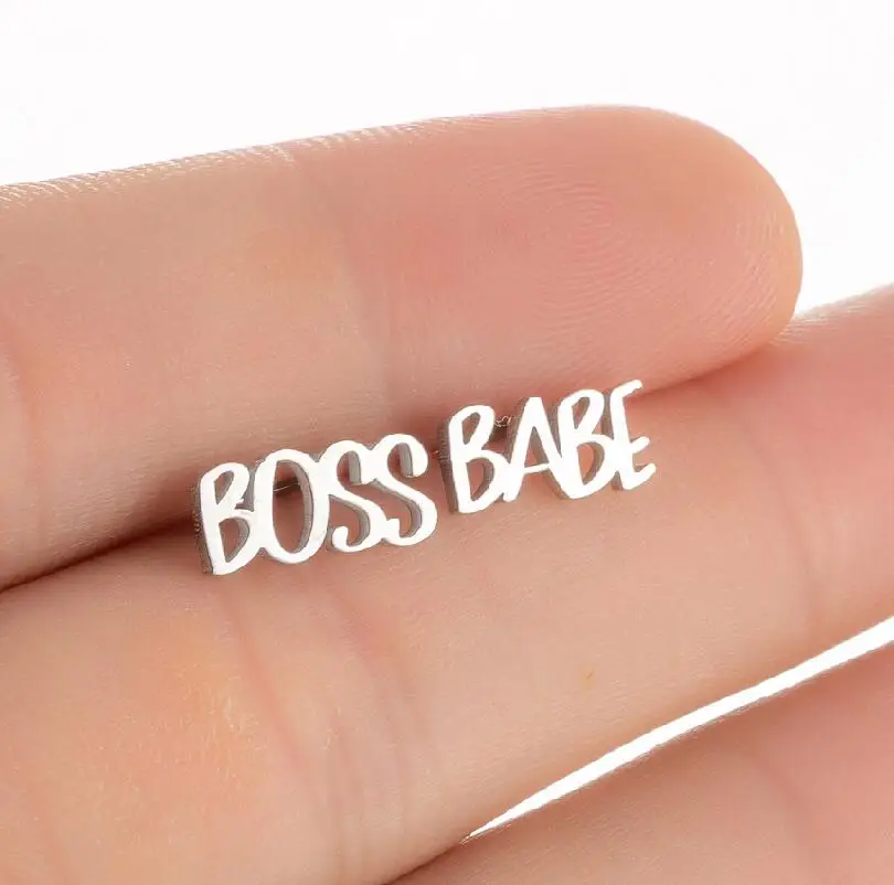 Cool Chirurgico In Acciaio Inossidabile Lettera Boss Babe Orecchini Tiny Baby Stud Ear For Women Kids Boho Female Piercing Jewelry For Girl