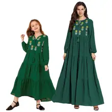 Мусульманское длинное Повседневное платье макси с вышивкой для мамы и дочки, кафтан для девочек, халат, платье для женщин и девочек, одинаковые комплекты для семьи