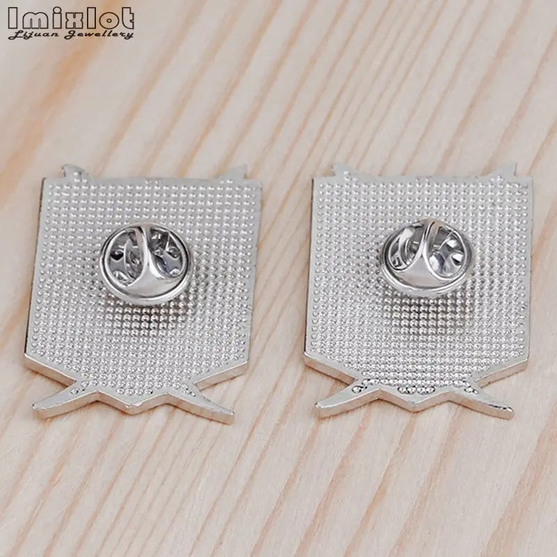 Значок на лацкан атака Титанов 4 цвета булавка с кабошоном черная синяя эмаль