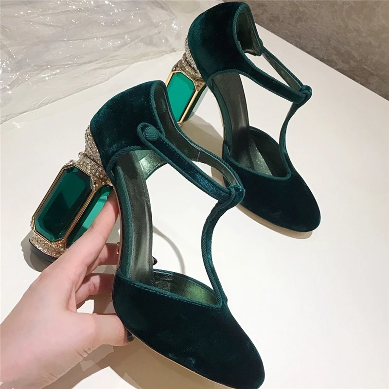 Goedkoop Luxe Fluwelen Hoge Hak Pompen Vrouwen 2020 Retro Bruiloft Schoenen Rhinestone Diamond Jewel Edelsteen Hak T strap Pumps Schoenen vrouw