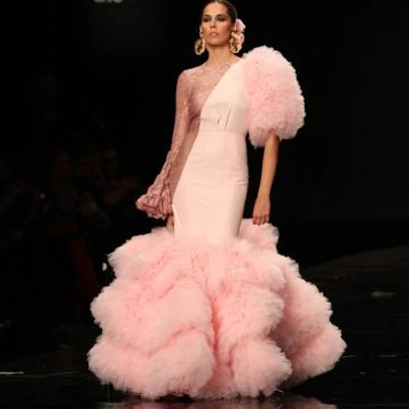 

Haute Couture 2020 Fashion Prom Dresses See Through Lace Long Sleeves Pageant Evening Dress Puffy Layered Tulle Skirt Chic Gown