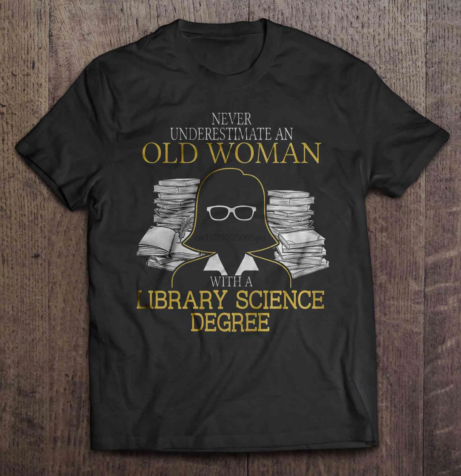 Men T Shirt Never Underestimate An Old Woman With A Library Science Degree Women t-shirt | Мужская одежда