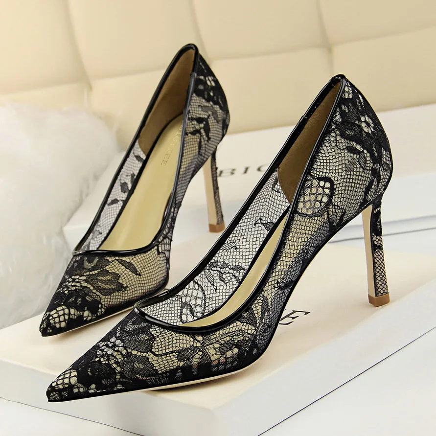 

Fashion Women Pumps 2019 New Elegant Lace High Heels Transparent Flower Lace Wedding Shoes Women Pointed Toe Sexy Party Shoes