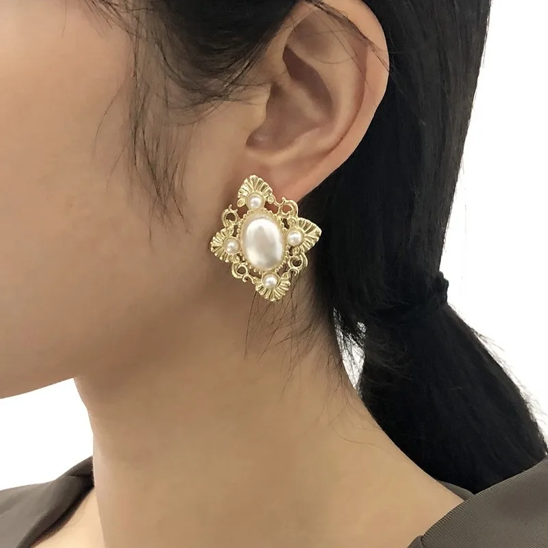 

French Style Palace Imitation Pearl Stud Earrings for Women Banquet Elegant Jewelry Gift Geometric Hollow Earrings Oorbellen