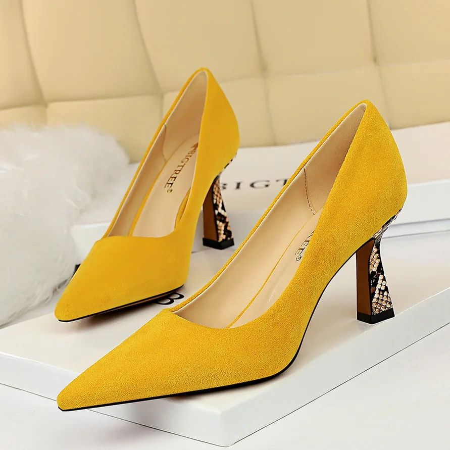 

2020 Women Serpentine 7.5cm High Heels Shoes Office Yellow Black Nude Snake Print Low Heels Scarpins Pumps Plus Size 42 43 Shoes