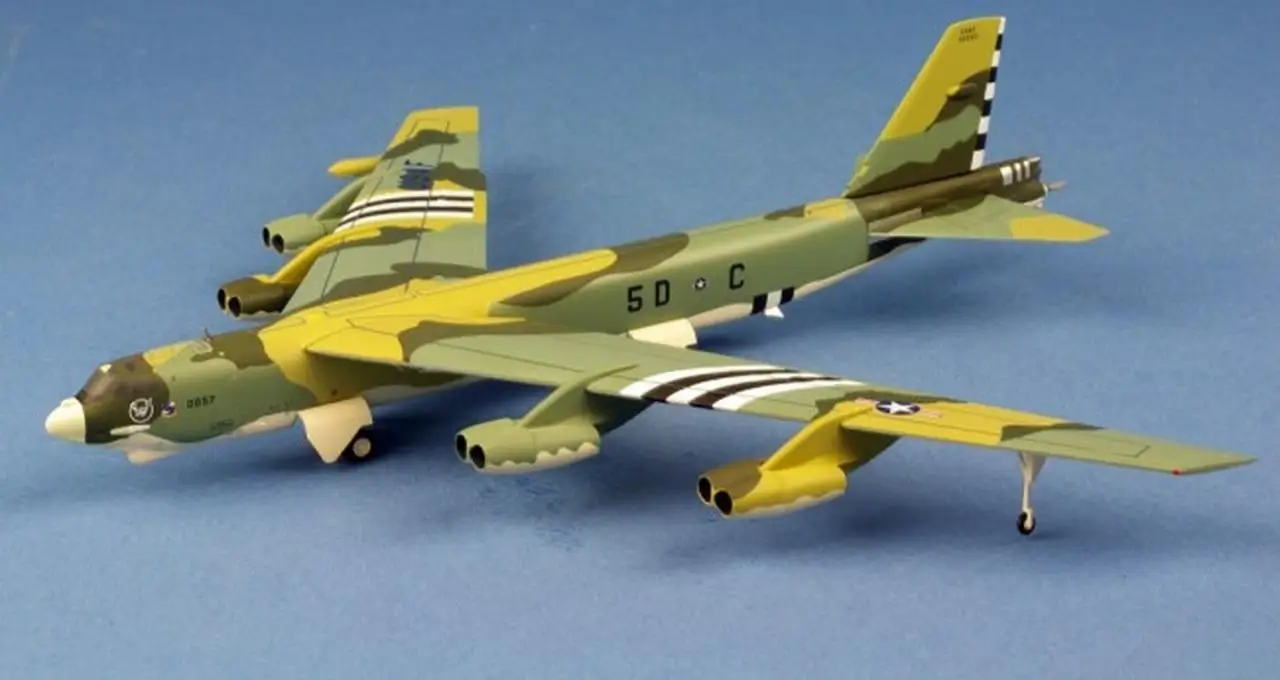 Herpa USAir Force Boeing B-52H Stratofortress 644-я бомбардировочная эскадрилья 410-я бомбардировка крыло кисзавайер Air 1/200 литая модель