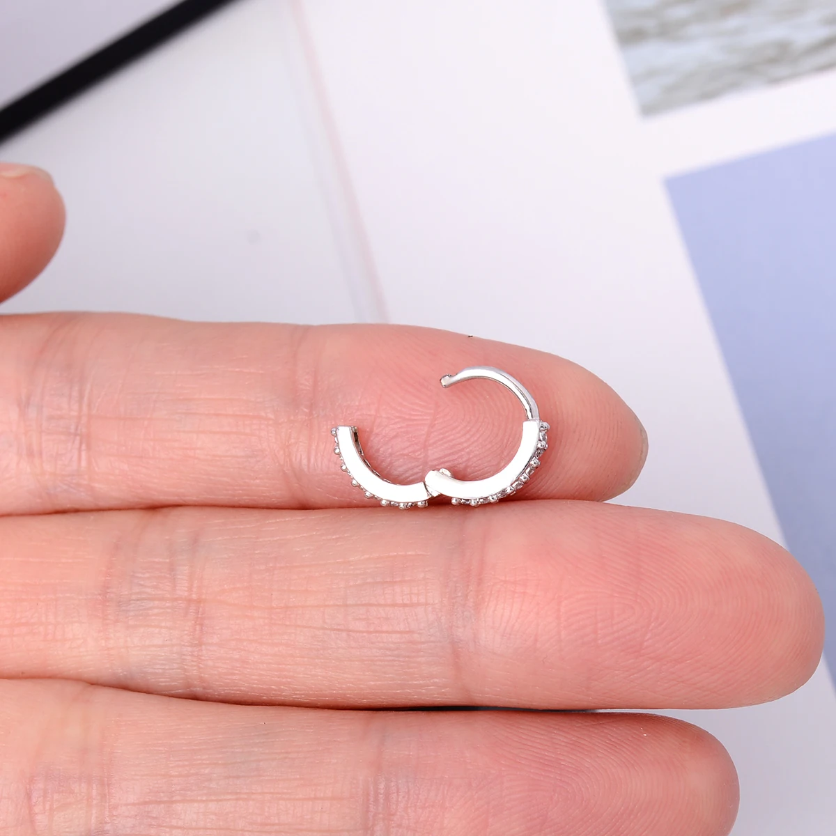 Hoop Earrings 1 Piece Exquisite Crystal Zircon Tiny Circle for Women Rainbow Cartilage Helix Tragus Earring Stud Body Piercing
