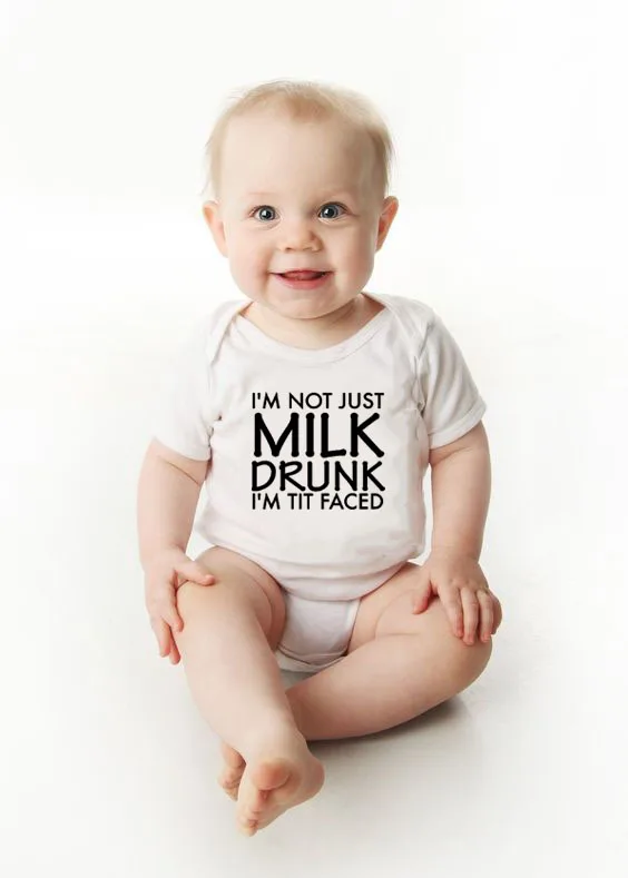 Летний хлопковый комбинезон для новорожденных с надписью «I'm Not Just Milk Drunk»; Забавные милые Боди для маленьких мальчиков и девочек; одежда для подвижных игр с буквенным принтом
