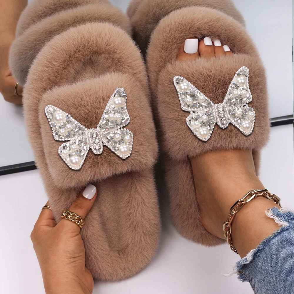 

Women's Pearl Faux Fur Slippers Luxury Bling Rhinestone Butterfly Decor Furry Fur Slides Sandals Custom Flip Flops Winter Shoes