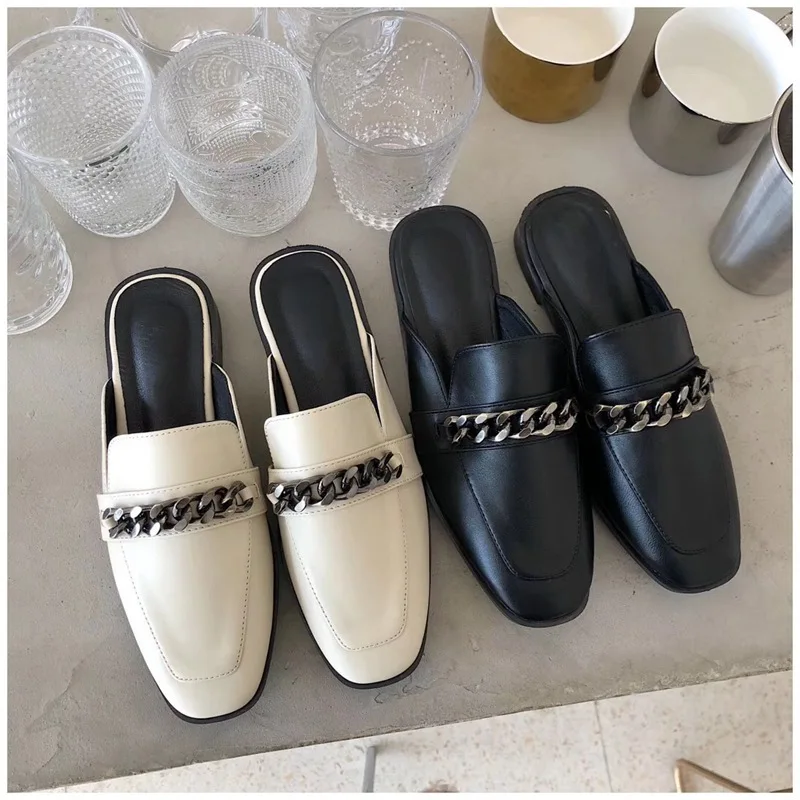 

Design SUOJIALUN Luxury Slip On Outside Mules Slippers Brand Chain British Sandal Shoes Flat Round Toe Slides Big Size 41
