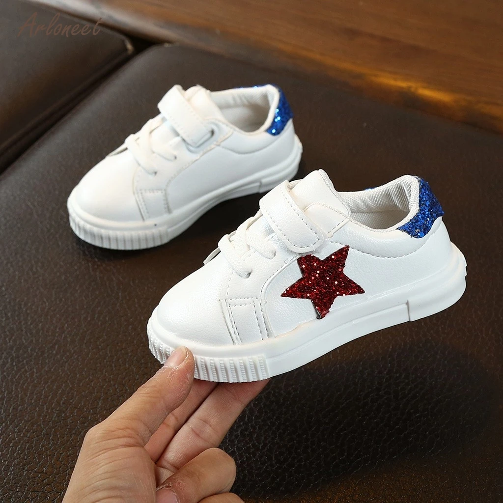 Детские дышащие кроссовки для маленьких мальчиков и девочек; шикарные спортивные кроссовки на плоской подошве со звездами; повседневная обувь; детская обувь для первых ходунков