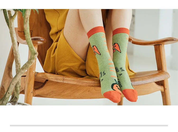 Милые женские носки с морковным принтом; сезон осень-зима; женские носки средней длины; Новинка; модные разноцветные носки с героями мультфильмов в консервативном стиле для девочек