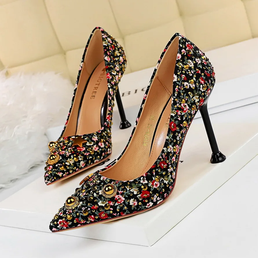 

Women Pumps 2019 New Women Shoes Retro Floral Rivets Crystal Women High Heels Shoes Pointed Sexy Party Shoes Woman Classic Pumps