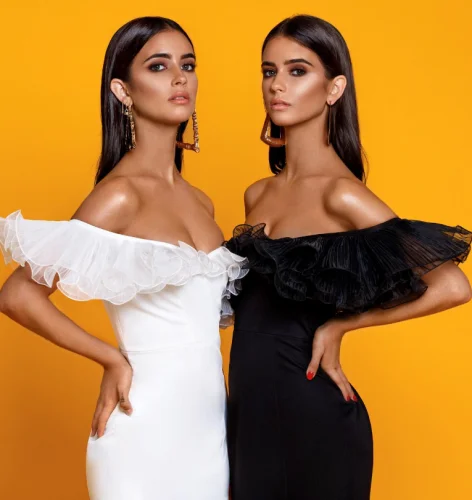 Женское платье с оборками и открытыми плечами KeyCouture черно-белое коктейльное
