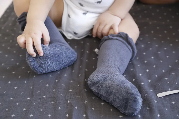 Плотные носки для новорожденных девочек; осенне-зимние Бархатные Теплые носки; детские длинные носки без пятки с бантом; носки принцессы для малышей