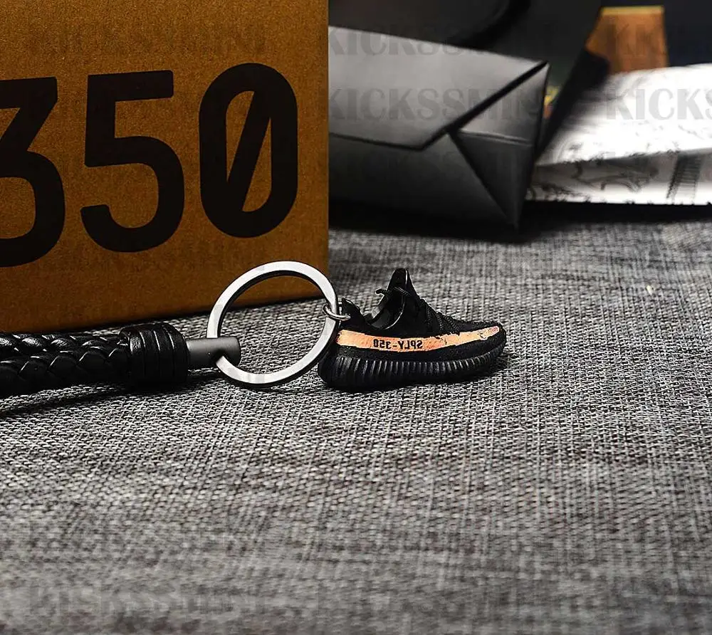 a shoe w rope Дропшиппинг Рождество День личности DIY поколение стерео 3D кроссовки фигурный брелок для подарка - Цвет: a shoe w rope