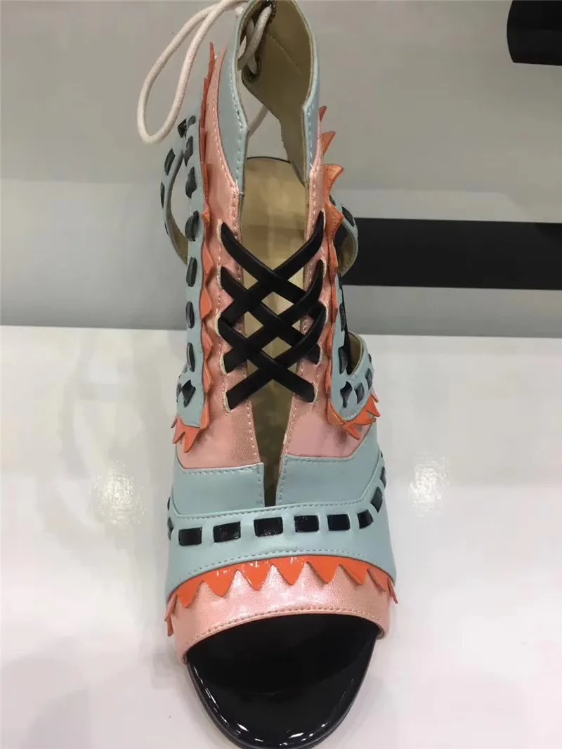 Разноцветные босоножки; необычная обувь на высоком каблуке; женские пикантные туфли с открытым носком и перекрестной шнуровкой; босоножки с вырезами и декоративными бусинами