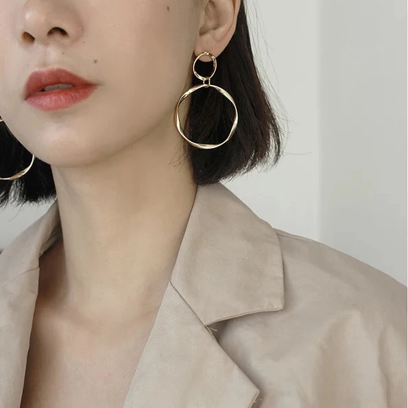 AOMU, Корея, Новые Позолоченные винтажные большие круглые жемчужные Висячие серьги, матовые геометрические овальные круглые серьги с металлическим узлом для женщин
