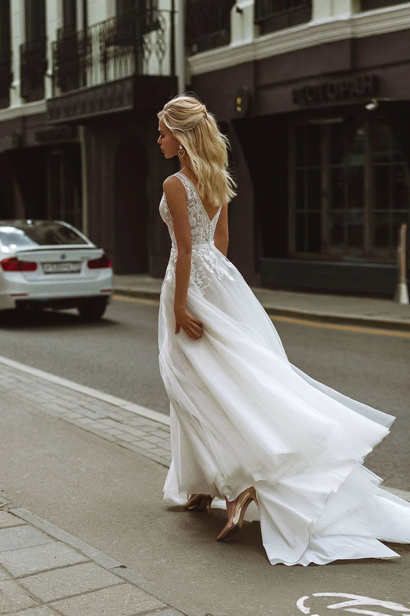 LoveDress-vestido De Novia bohemio con escote en V profundo, sin mangas, Espalda descubierta, apliques De encaje, línea A, vestido De Novia De playa, tren De barrido