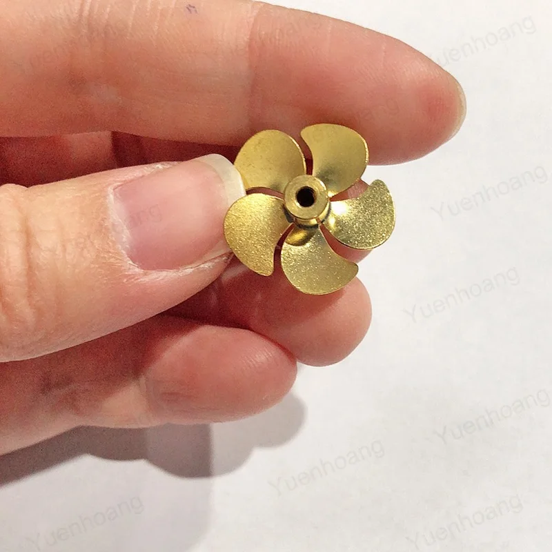 Hélice 5 pales en laiton diamètre 20mm trou 2mm pour bateau RC, détail du moyeu et du trou d'arbre.