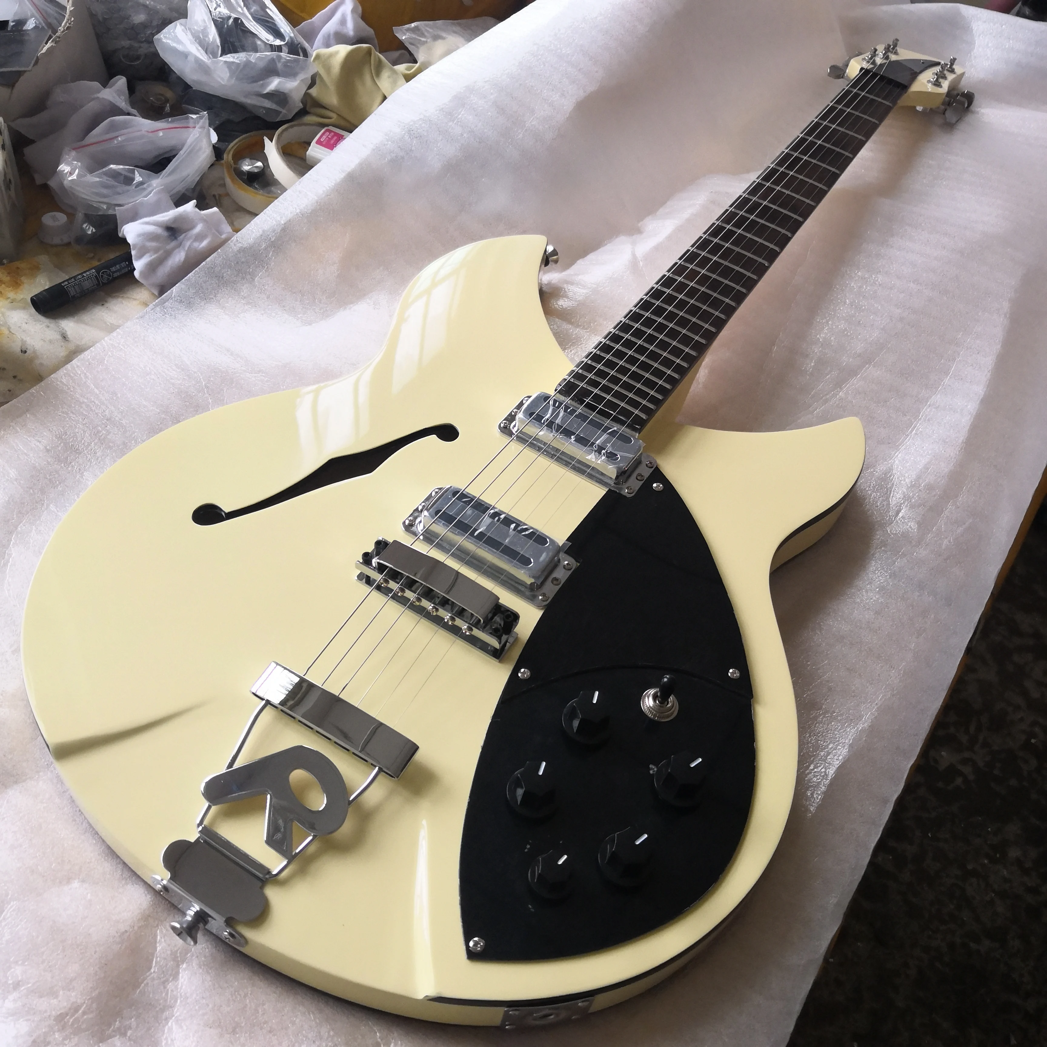 

6 string guitar, 330 electric guitar, red paint, ebony fingerboard with varnish gloss, half-empty core guitar, free shipping