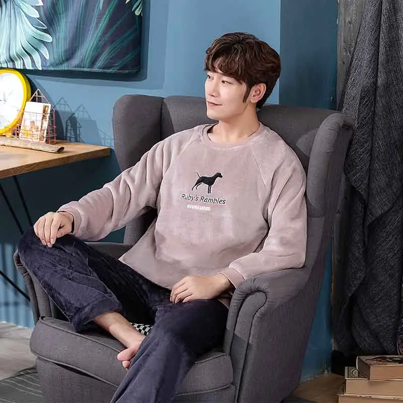 Comprare 2019 Nuovo Stile degli uomini Pajamas Set Autunno Inverno Caldo Flanella Addensare Pigiama Maschile Set di Indumenti Da Notte Manica Lunga Top + pantaloni Per Il Tempo Libero