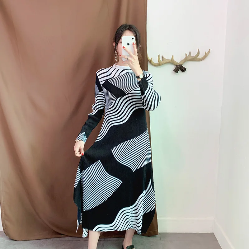

Plus Size Dress Women 2019 Autumn Fashion Printed Small Stand Collar Long Sleeves Loose Casual Elastic Miyake Pleated Dress Midi