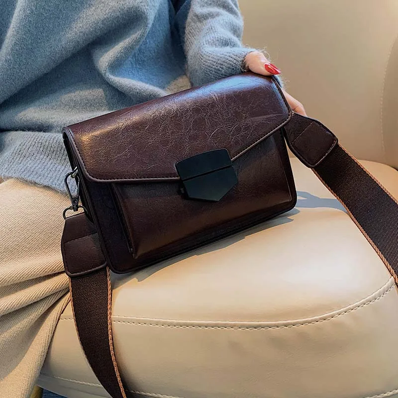 

Retro Small Flap Designer Wide Strap Women Shoulder Bags Fashion Pu Leather Crossbody Bag Lady Envolope Messenger Bag Purses