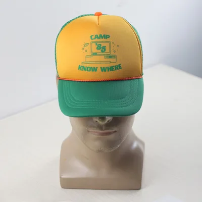 Странные вещи 3 Дастин шляпа Ретро Mesh Trucker Кепка, бейсболка для взрослых детей "Лагерь знать где" Зеленая желтая крышка косплей