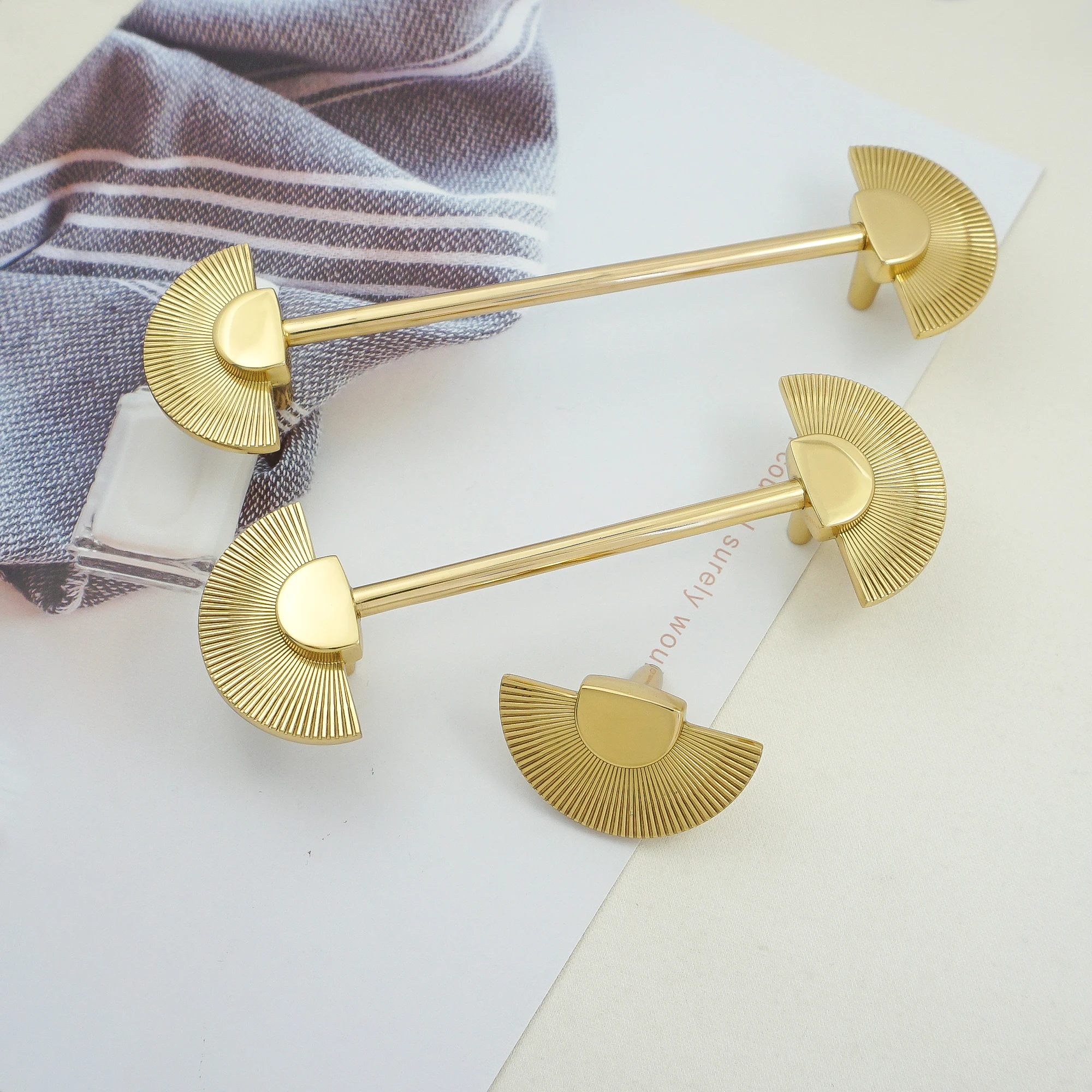 ทองเหลืองพัดลมรูปตู้จับทองสร้างสรรค์ตู้เสื้อผ้า Dresser ดึงตู้ประตู Knobs Home Decor เฟอร์นิเจอร์ฮาร์ดแวร์ 1