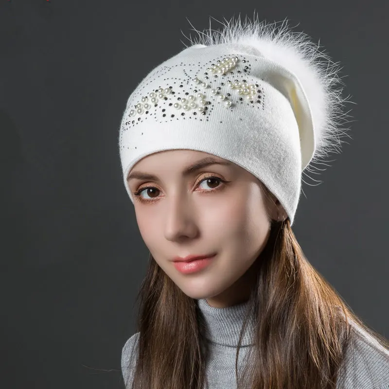 White B Женская перламутровая шапочка с бабочкой, зимние; вязанные; шерстяные шапки с помпон из меха енота; осенние женские теплые шапки с меховым помпоном - Цвет: White B