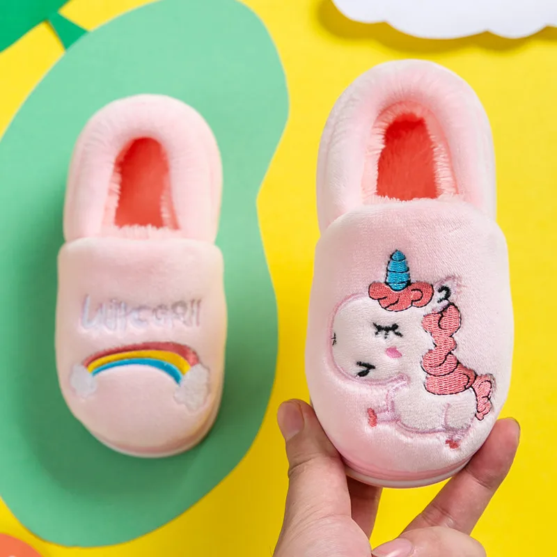 Pink Зимняя домашняя хлопковая обувь для маленьких мальчиков и девочек хлопковые тапочки с радужной лошадкой Детские теплые Нескользящие домашние тапочки для детей - Цвет: Pink