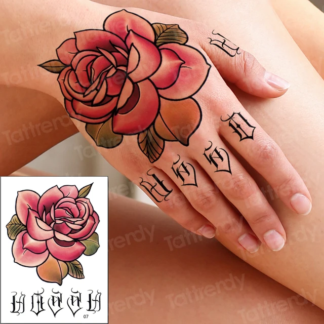 tatuagem flor na mão masculina