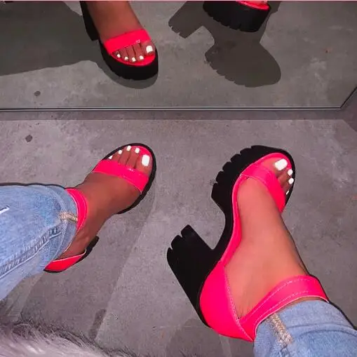 Новые летние модные сандалии на высоком каблуке кожаные пляжные сандалии на танкетке уличные тапочки конфетных цветов женские вьетнамки