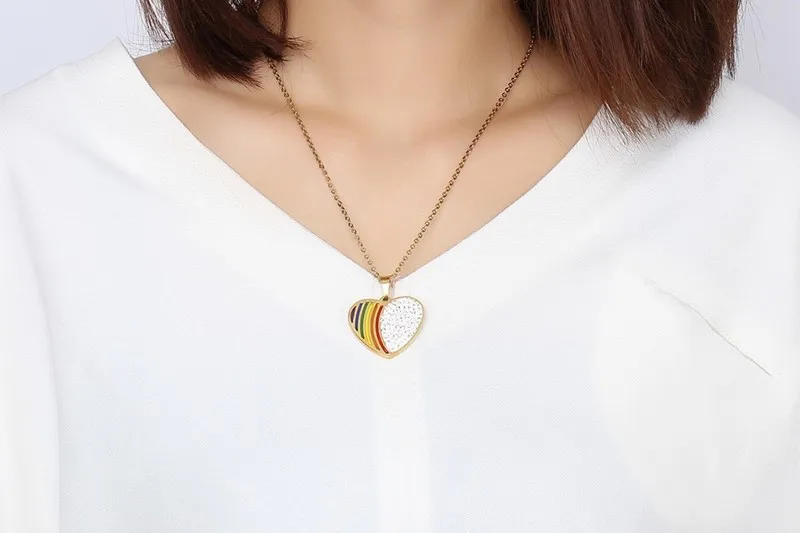 Baratos FXM HBB20 collar de acero inoxidable venta caliente mujeres solteras populares 30mm forma de corazón arcoíris 3 color regalo de amante joyería de las mujeres
