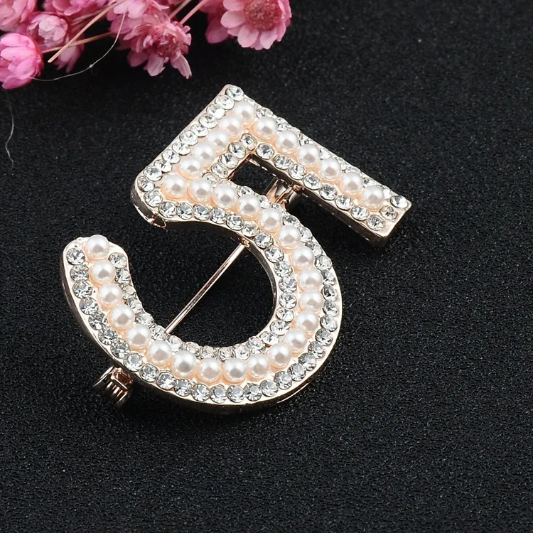 

New Style Korean-style with Numbers Overcoat Brooch Versatile Brooch Popular Clothing Yiwu Accessories Manufacturers Wholesale C