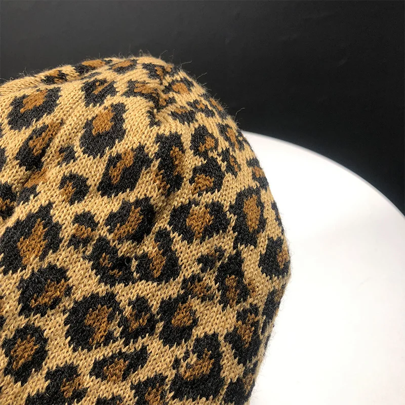 Новая модная женская Шапка-бини леопардовая женская шапка весна осень зима женские шапки s леопардовая расцветка вязаная зимняя женская шапка