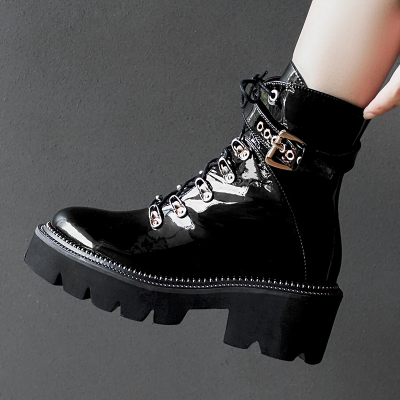 Женские лакированные ботинки Martens черные и белые короткие с боковой молнией