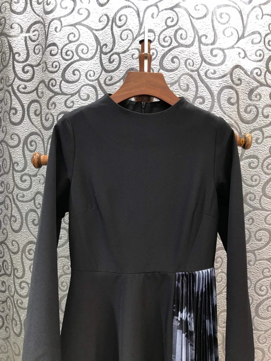 Autumn and winter new women's round neck and hem color matching and pleated long sleeve dress 1203