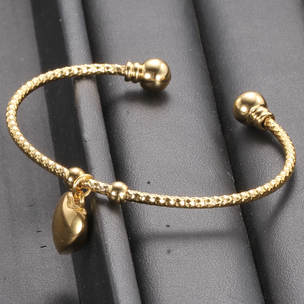 Золото Цвет Нержавеющая сталь браслет на запястье с сердечками мода начальной Подвески Браслеты для Для женщин