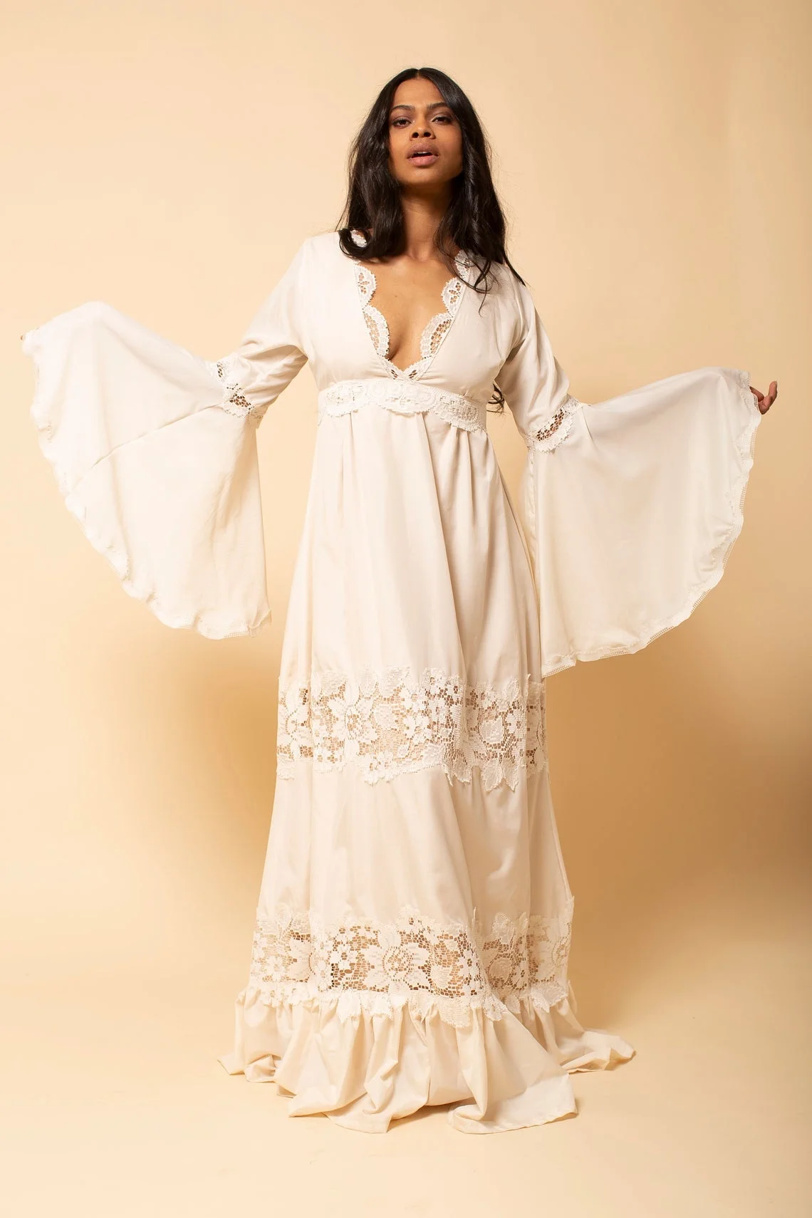 『Cheap!!!』- Bohemian A Line Wedding Dresses Bridal Gowns Lace
Appliqued Deep V Neck Sweep Train Chiffon Long Sleeve Country Style Boho