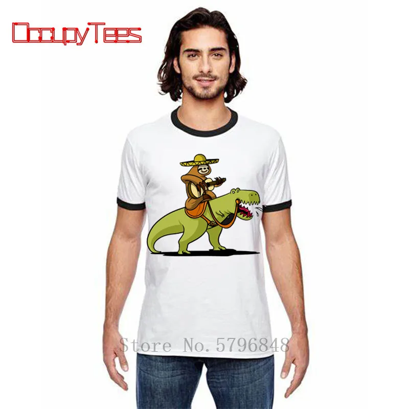 Новая забавная фэнтезийная футболка Ленивец с гитарой езды на динозавре Мужская