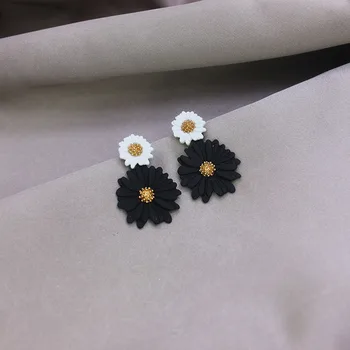 

Shiny Side Pearl Stud Earrings for Women Simple Style Flower Earrings