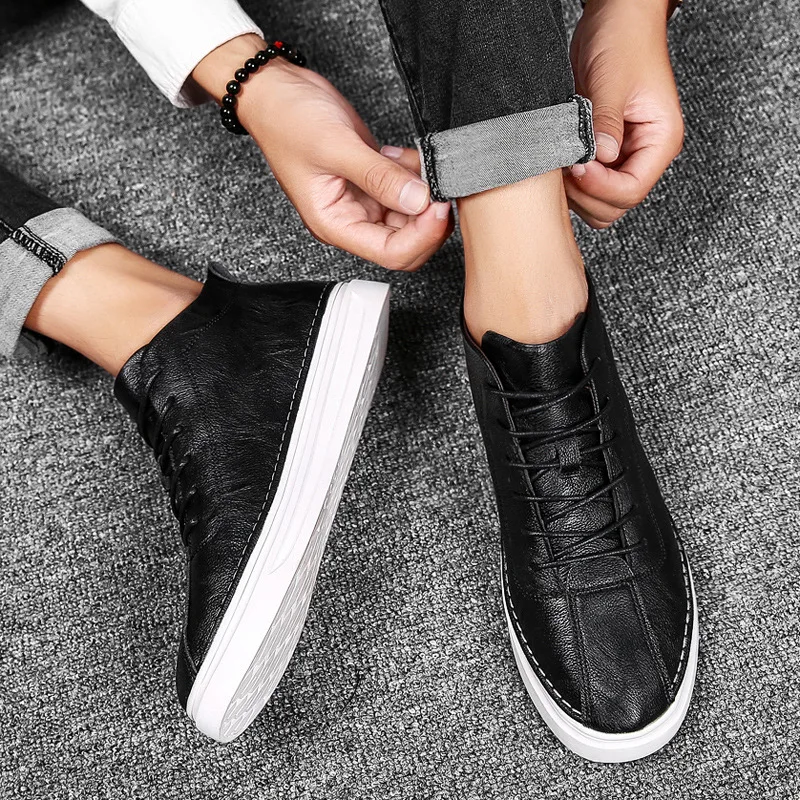 QS389 Повседневная обувь для мужчин с высоким берцем и вышивкой; однотонная обувь на плоской подошве из искусственной кожи на шнуровке; выразительные студенческие Кроссовки для мальчиков; сезон весна-осень - Цвет: QS389