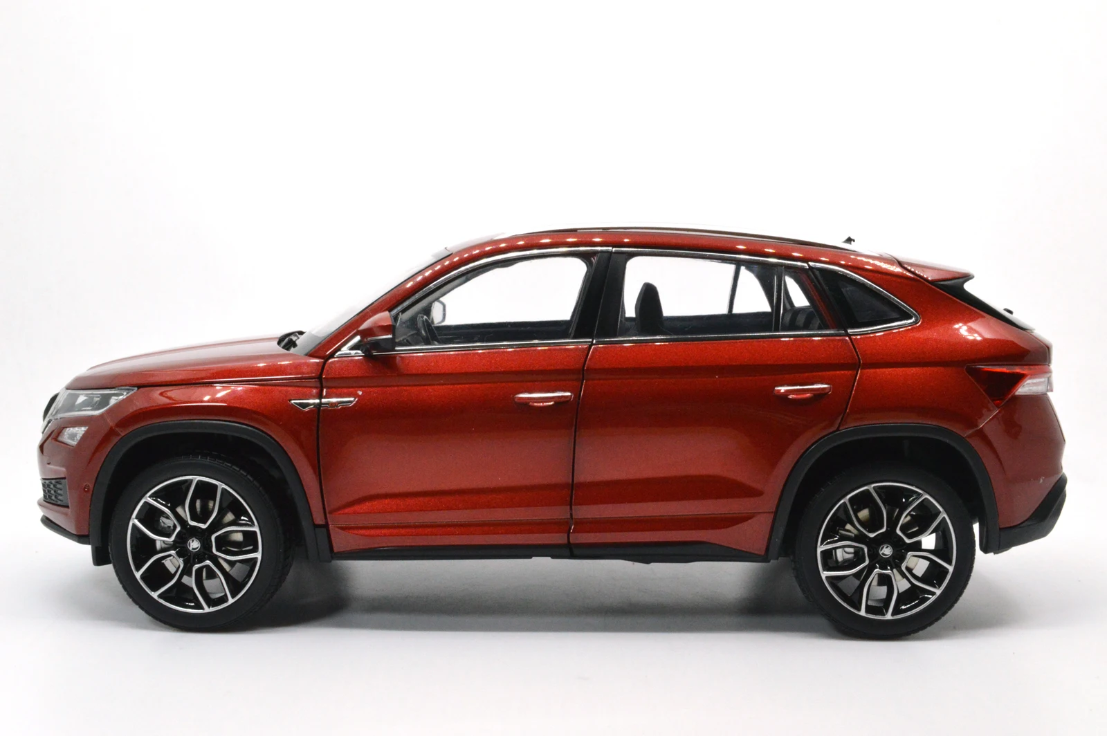 Модель Paudi 1/18 1:18 Масштаб Skoda Kodiaq GT SUV красный литой модельный автомобиль игрушка двери автомобиля открыть