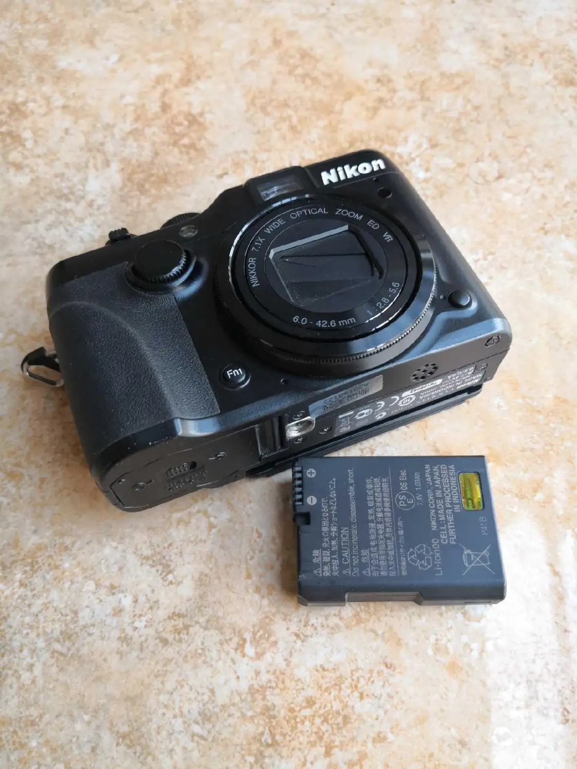 Б/у Nikon COOLPIX P7100 10,1 мегапикселя; цифровая камера с 7.1x Оптический зум-объектив NIKKOR ED Стекло объектив и 3-дюймовая пленка Vari-угол ЖК-дисплей