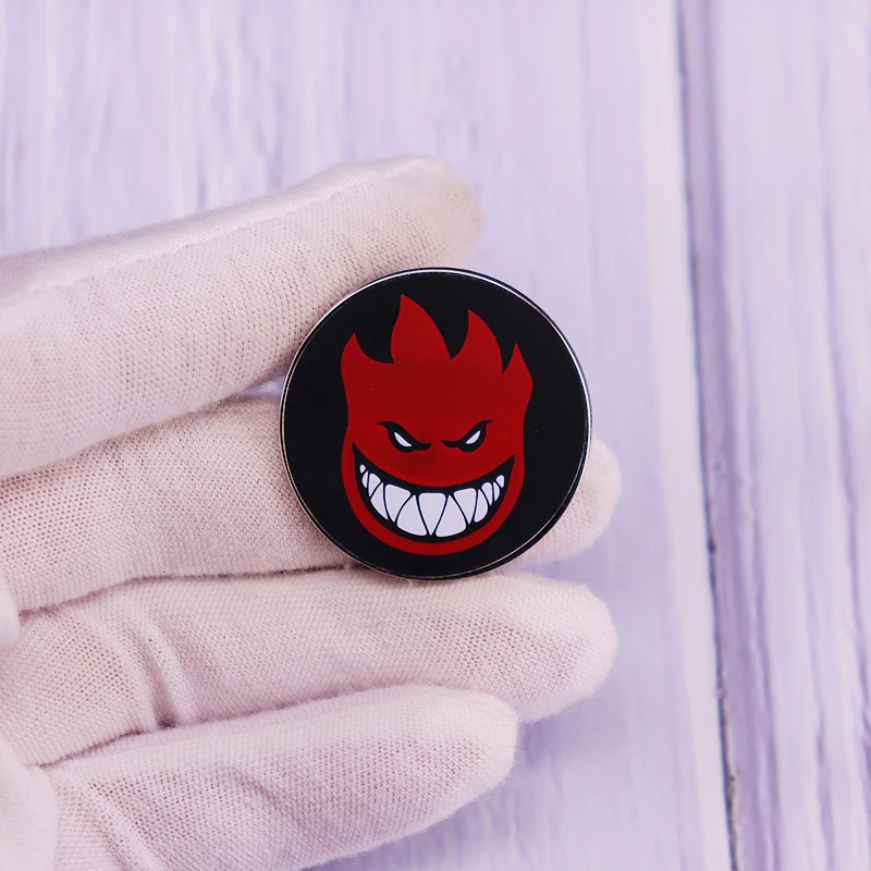 Красный значок на скейтборд с изображением спитфайра дикой природы и