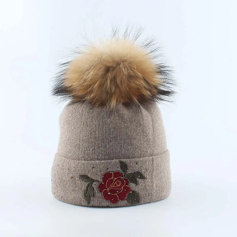 Brown natural fur Женская шерстяная шапка с большими помпонами из меха енота, зимние шапки высокого качества из шерсти, вязаные модные теплые Повседневные шапки Skullies Beanies - Цвет: Brown natural fur